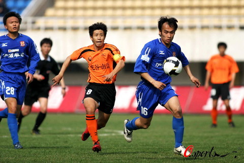 东北人冰雪上玩出花样，骑行健身与躺平同乐