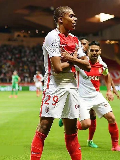 哈登率快船在常规赛中单挑魔术，连续4场得分超28分，但球队仍落后较大。