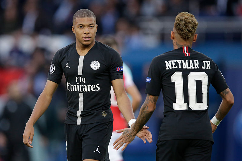 太阳报：里奇的主持人女友亮相米兰德比，透视装造型引发热议