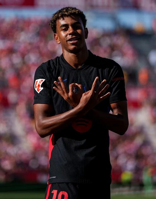 调皮二娃上线，穆勒庆祝夺冠时和25号队友高尔德顶牛假装受伤