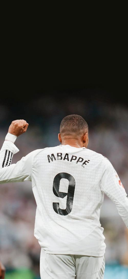 热爱皆平等，河南球迷赛前在球场外声援阿奇姆彭