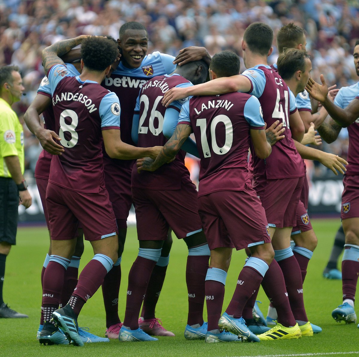 熟悉么？图片报：慕尼黑1860极端球迷在拜仁训练场涂鸦