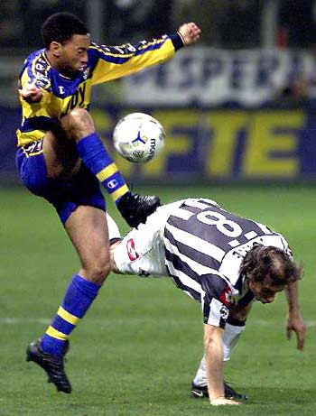 随着水晶宫2-1，西汉姆1-1，英超最新积分榜出炉：大黑马逼近榜首（英超最新积分榜出炉：水晶宫2-1、西汉姆1-1，黑马紧逼榜首）