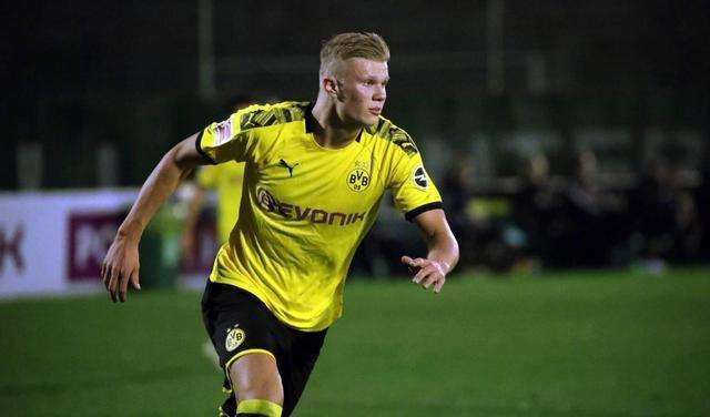 默特萨克、于大宝观战梅州U15vs浙江U15，并与小球员互动